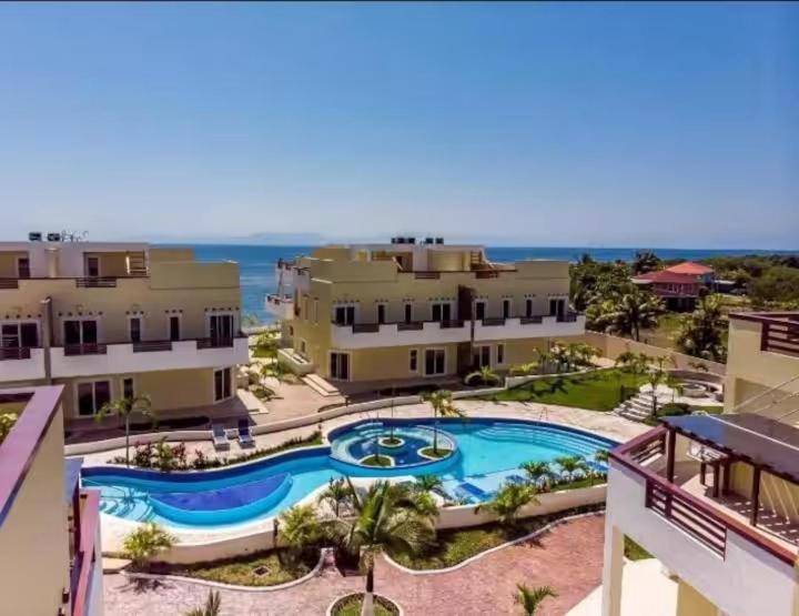 Bazén v ubytování Las Palmas Beach villa 0230 nebo v jeho okolí