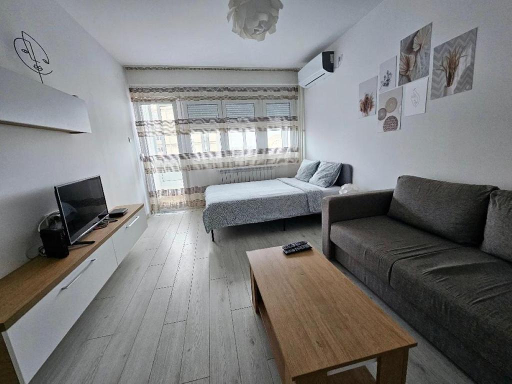 un soggiorno con un divano e un tavolo di ADA View apartment a Belgrado