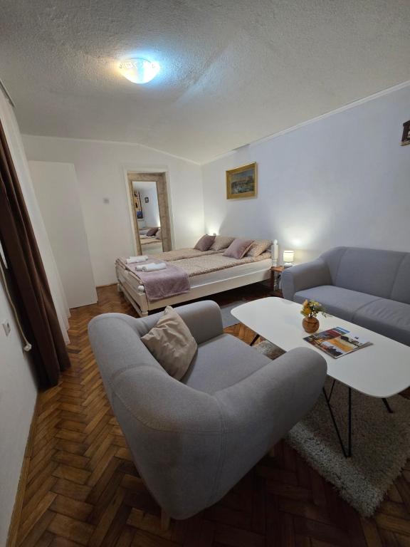 Postel nebo postele na pokoji v ubytování Lugonja studio