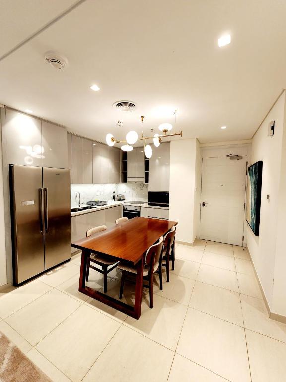 Kuchyň nebo kuchyňský kout v ubytování Solo RealtyHH Apartments - Address Residence Fujairah