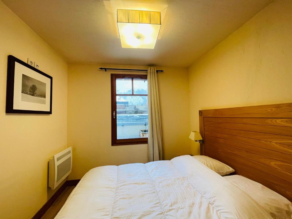 Posteľ alebo postele v izbe v ubytovaní Appartements avec PISCINE INTÉRIEURE SAUNA Parking Étage 1 au Centre du Village dans Résidence Cami Réal