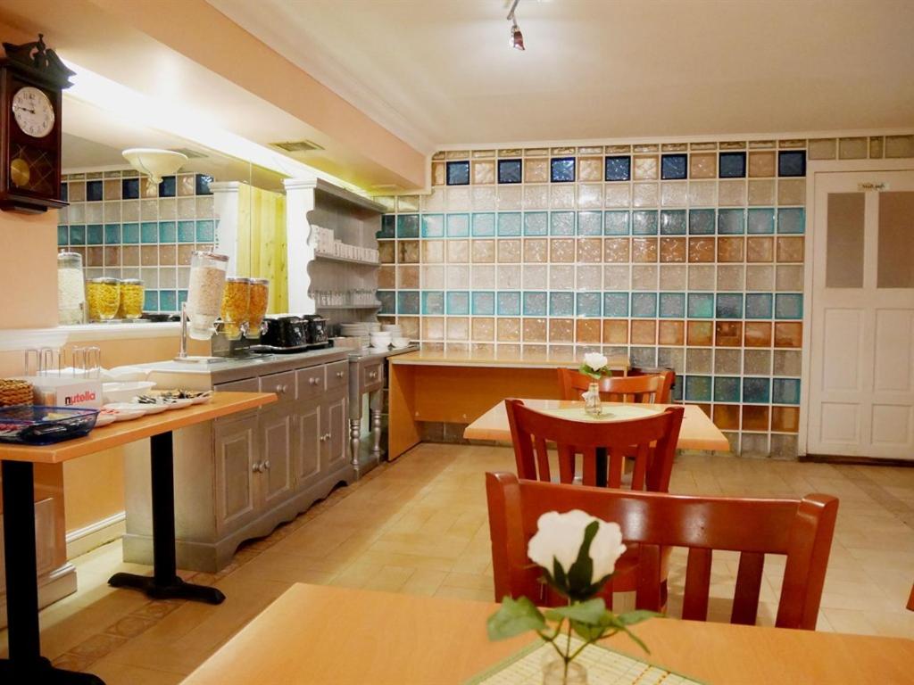 Kuchyň nebo kuchyňský kout v ubytování The Gresham Hotel