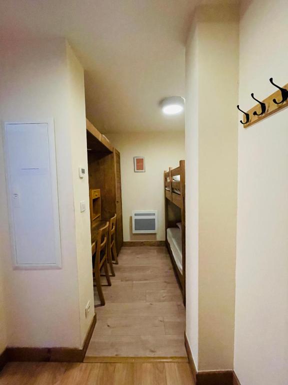Posteľ alebo postele v izbe v ubytovaní Appartements avec PISCINE INTÉRIEURE SAUNA Parking Étage 1 au Centre du Village dans Résidence Cami Réal