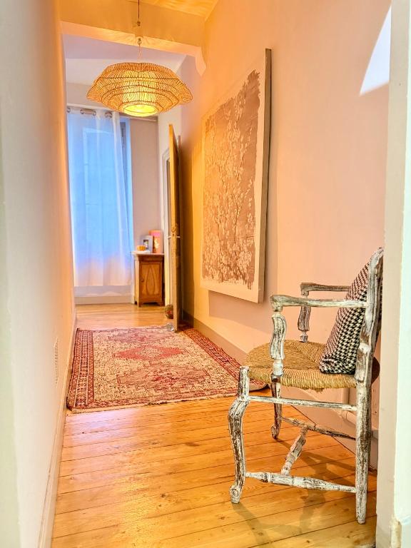 un salon avec une chaise et un tapis dans l'établissement Casa amore, cœur de ville, à Carcassonne
