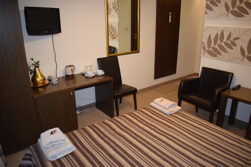 Televízia a/alebo spoločenská miestnosť v ubytovaní Hotel Orlik