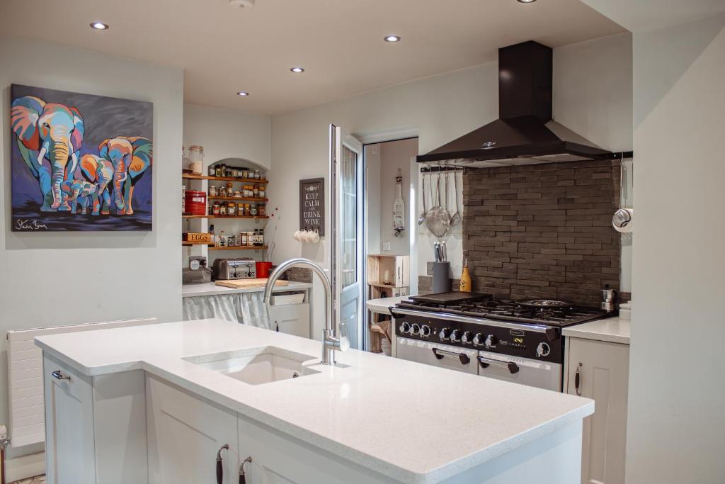 una cocina con fregadero y estufa en Spacious 5-Bed Detached Home in Charming Tadcaster, en Tadcaster