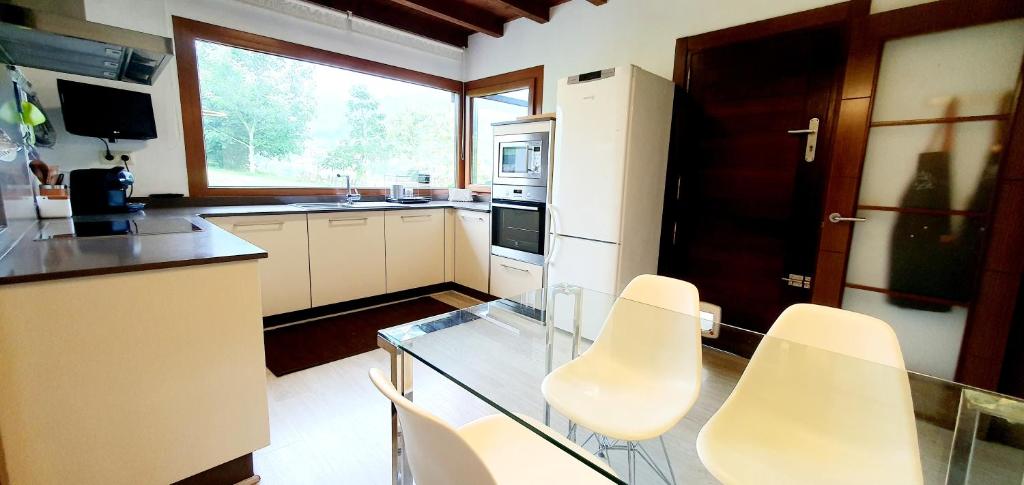 A kitchen or kitchenette at La Calma de Llanes