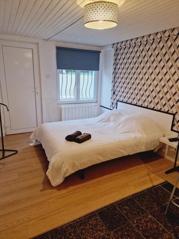 Postel nebo postele na pokoji v ubytování Studio indépendant de 15m2 proche du Comet