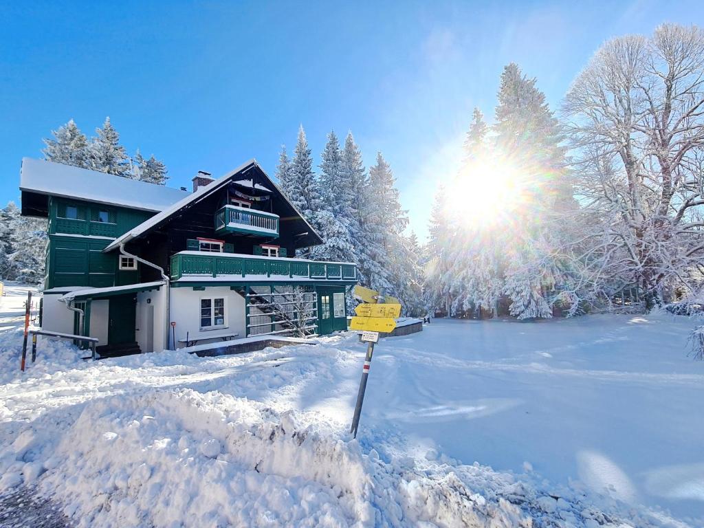 VölleggにあるHaus Völleggの雪に覆われた建物