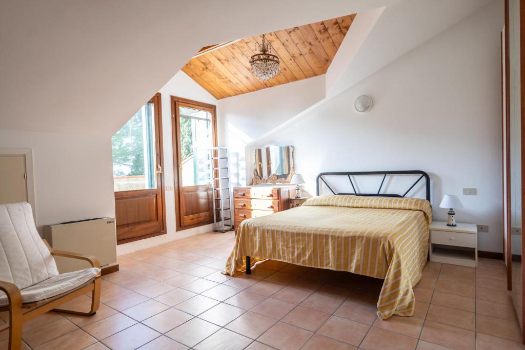 un dormitorio con una cama y una silla en Il Lato Azzurro, en Venecia