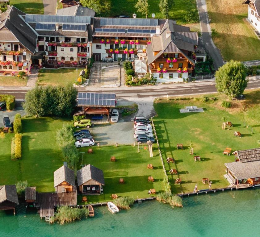 una vista aerea di un resort con auto parcheggiate di fronte all'acqua di Haus Binter a Weissensee