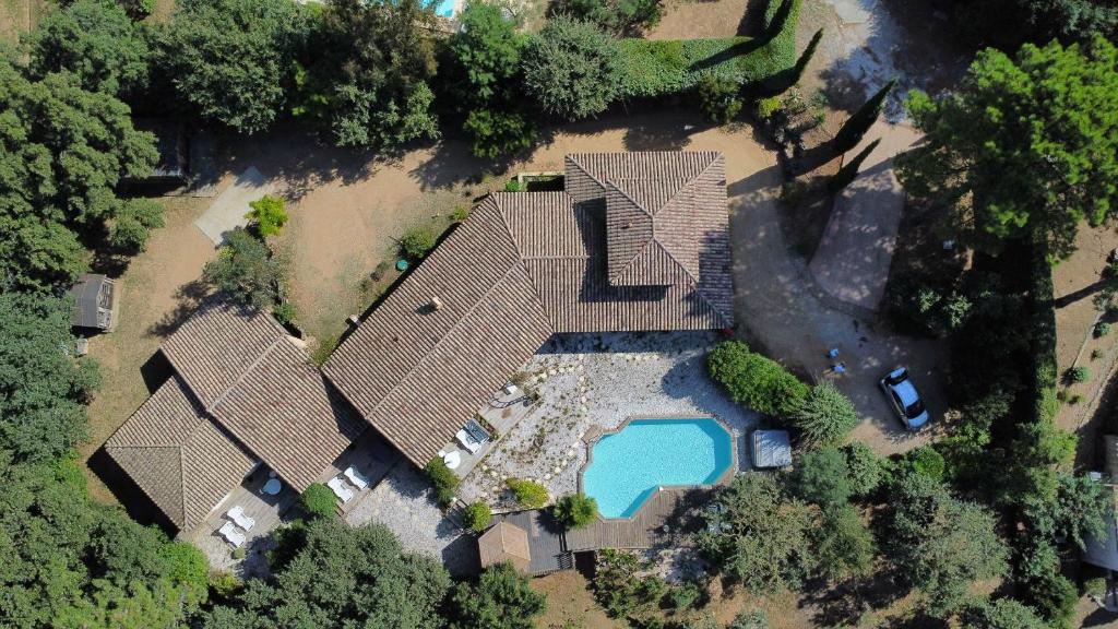 una vista aérea de una casa con piscina en La Mouchelière, en La Garde-Freinet