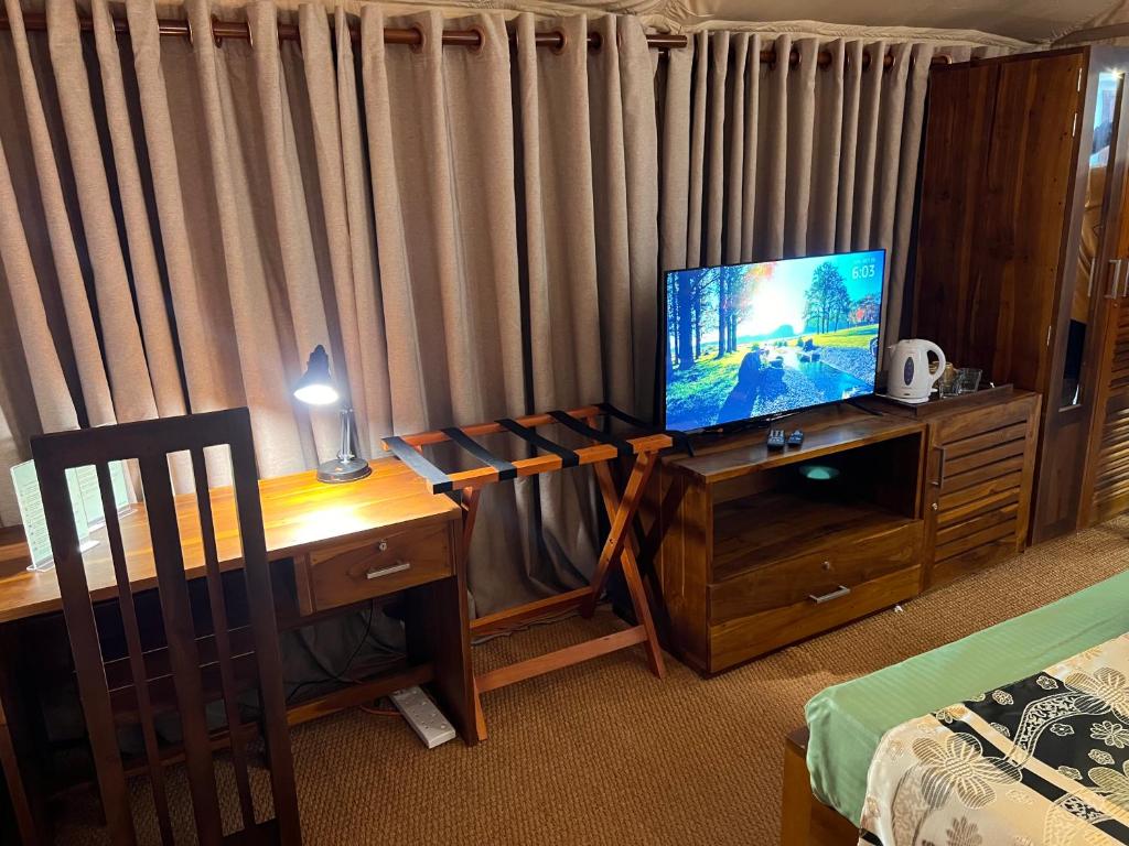 TV a/nebo společenská místnost v ubytování AT ONE - with Nature Glamping Resort