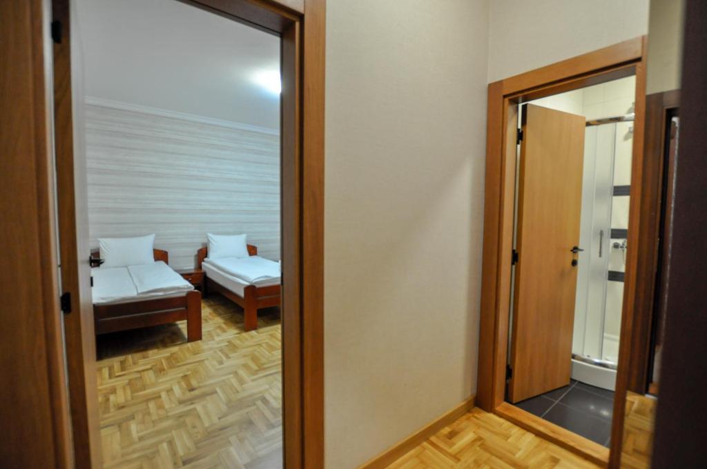 Postel nebo postele na pokoji v ubytování Cozy Villa withy yard and private parking
