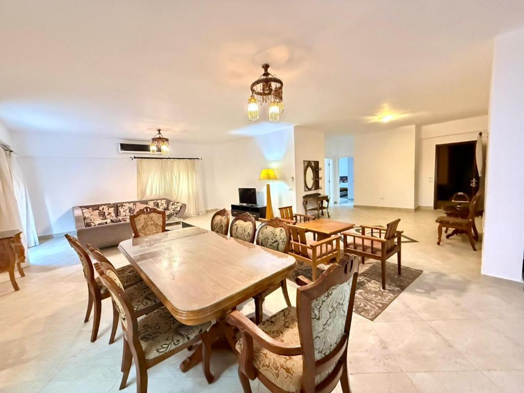un soggiorno con un tavolo e un divano di Spacious 3BR Apartment - Al Dora Resort, Hurghada a Hurghada
