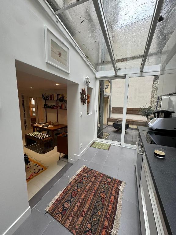 - un salon avec un tapis à l'étage dans l'établissement Charmant appart Montmartre, à Paris