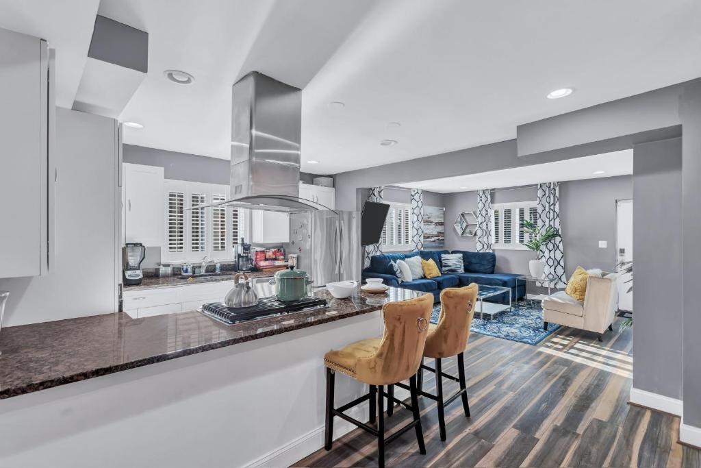 Η κουζίνα ή μικρή κουζίνα στο Bright Stylish hidden gem in Washington DC with King Bed 75inch tv and free parking
