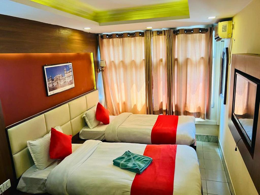 Postel nebo postele na pokoji v ubytování Hotel Shraddha Palace
