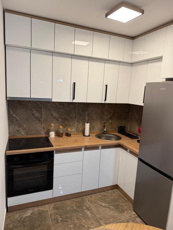 Kuchyň nebo kuchyňský kout v ubytování Smart Apartmani