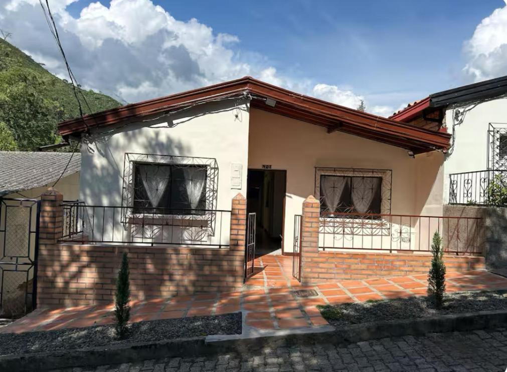 a small white house with a balcony at Casa Jacinto in Ciudad Bolívar