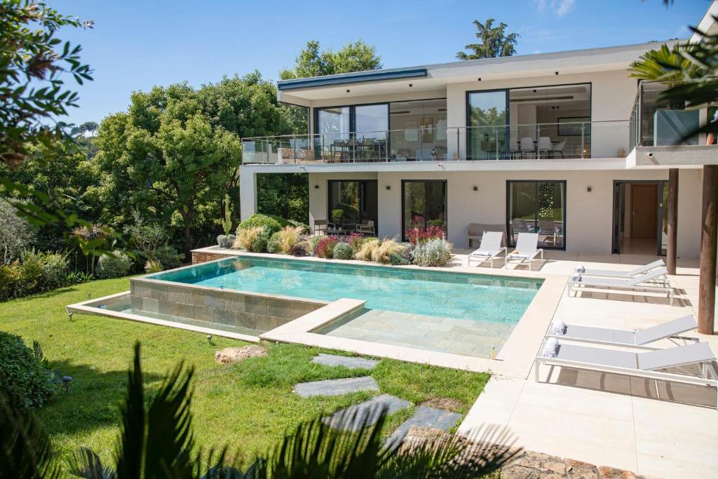 une image d'une maison avec piscine dans l'établissement REF 2152 - Le Cannet - Sea view villa for rent, au Cannet