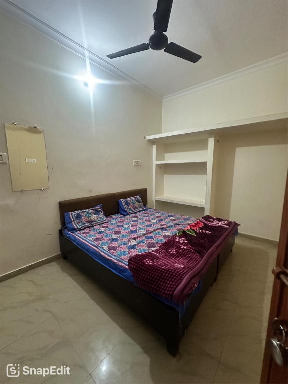 Postel nebo postele na pokoji v ubytování Khatu Shyam Guest House