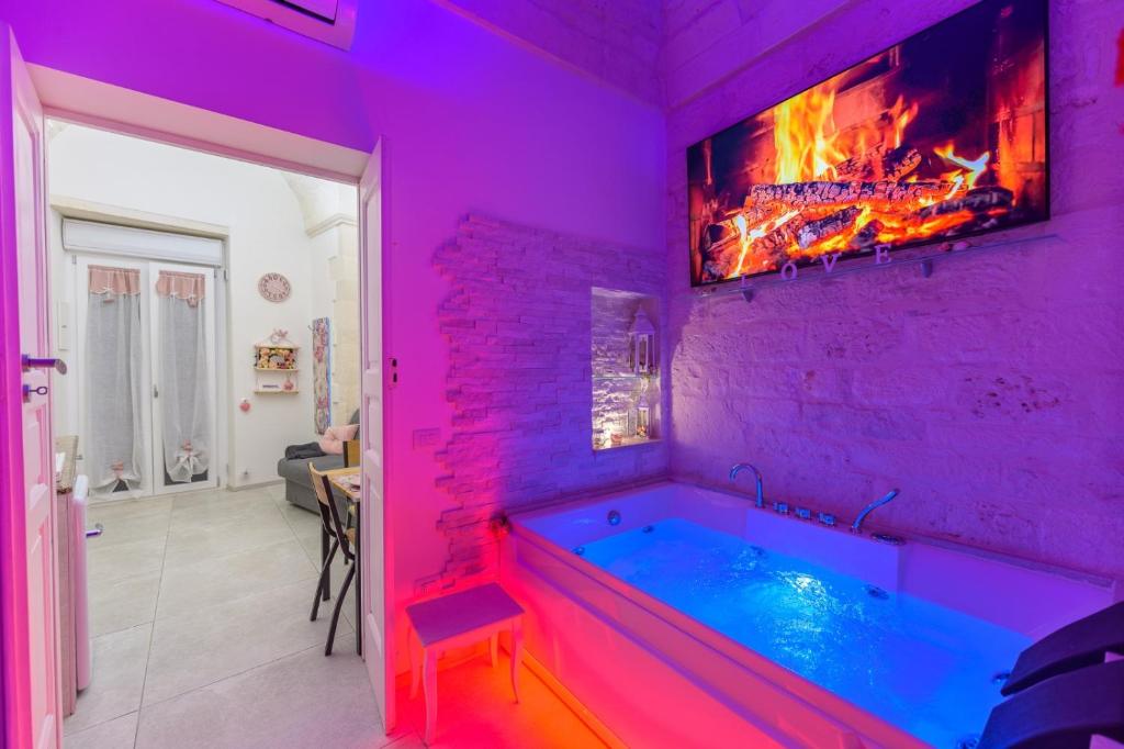 Televízia a/alebo spoločenská miestnosť v ubytovaní Casa Deky