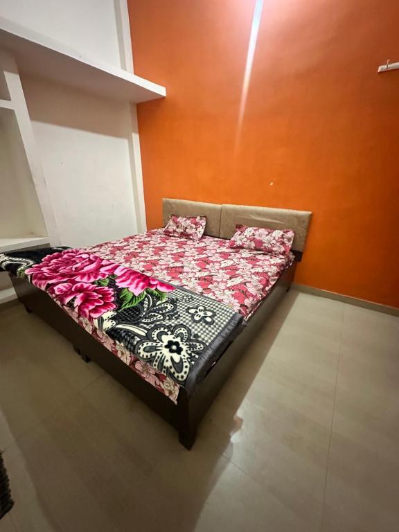 Postel nebo postele na pokoji v ubytování Khatu Shyam Guest House