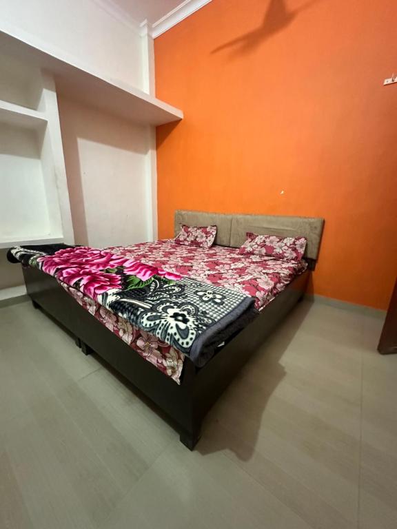 Postel nebo postele na pokoji v ubytování Khatu Shyam Guest House