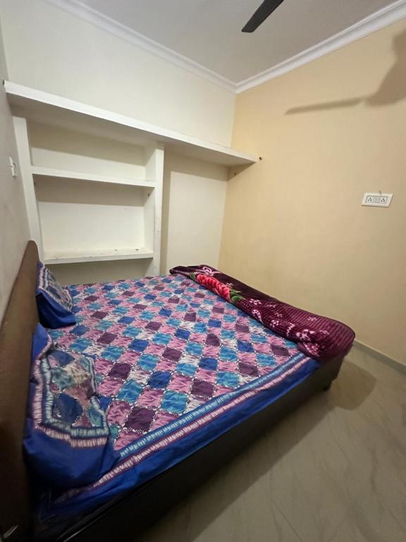 Postel nebo postele na pokoji v ubytování Khatu Shyam Guest House