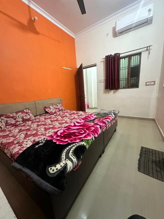 Postel nebo postele na pokoji v ubytování Khatu Shyam Guest House