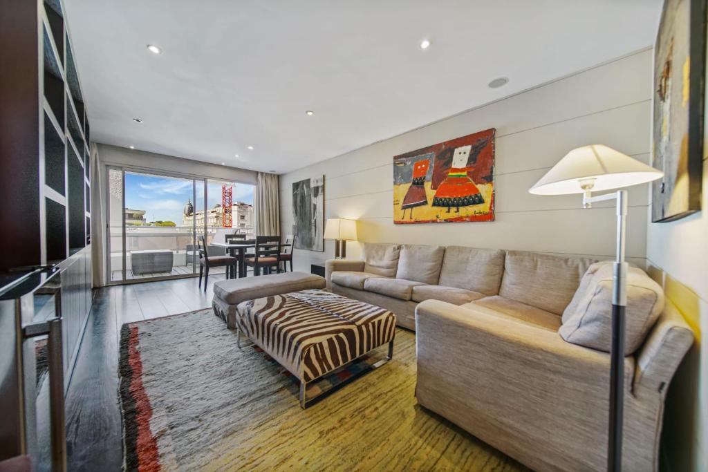 un salon avec un canapé et une table dans l'établissement REF 1319 - Cannes Center - Apartment for rent, à Cannes