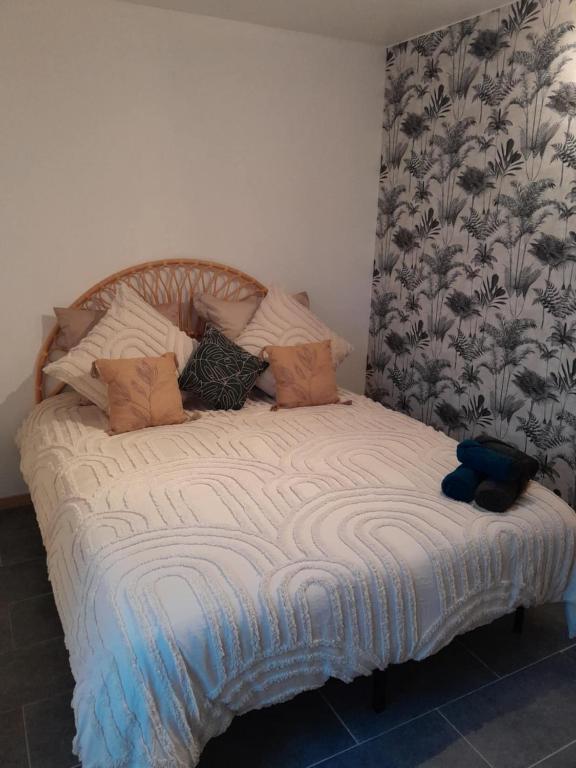 un lit avec des oreillers dessus dans une chambre dans l'établissement La paloma, à Dun-le-Palestel