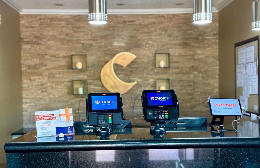 TV a/nebo společenská místnost v ubytování Comfort Inn Moline - Quad Cities