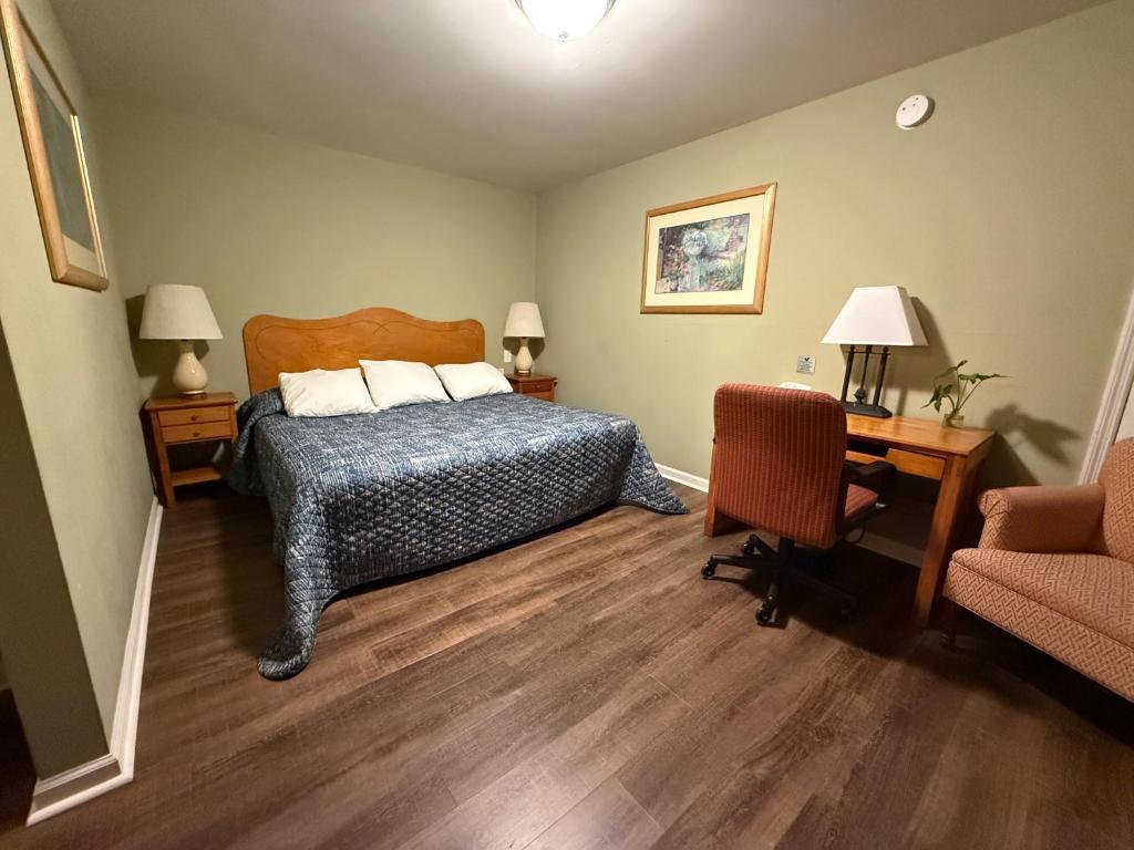 Postel nebo postele na pokoji v ubytování Heidi's Inn