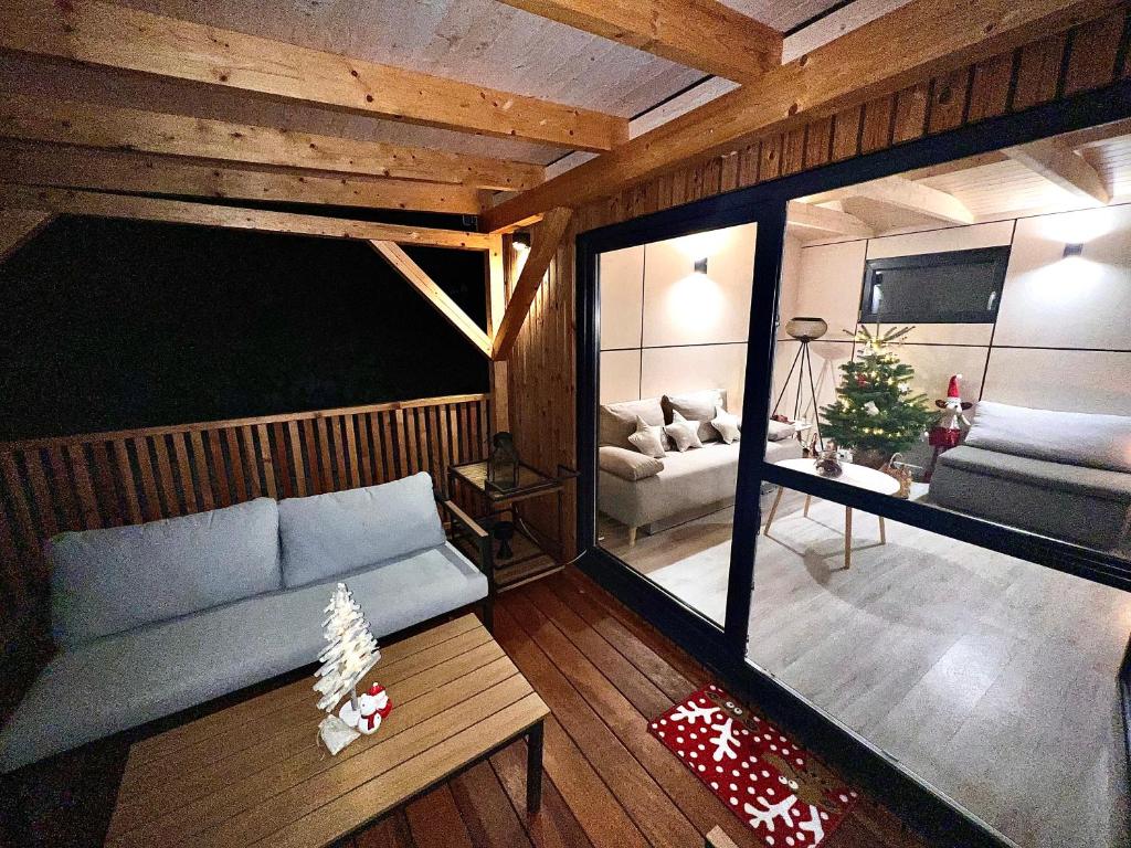 eine Draufsicht auf ein Wohnzimmer mit einer Couch in der Unterkunft Domček pod Vežami s vírivkou, priamo pri Skibuse do Jasnej in Liptovský Ján