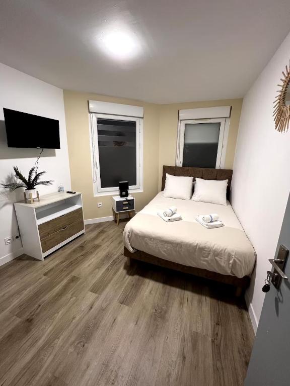 une chambre avec un lit, un bureau et une télévision dans l'établissement Parfait F1, Entrée du Havre #2, au Havre