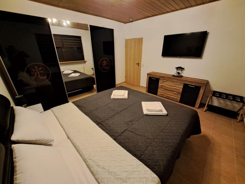 Postel nebo postele na pokoji v ubytování Sonnen 1 - Erdgeschoss-Wohnung mit Arbeitszimmer und Parkplatz