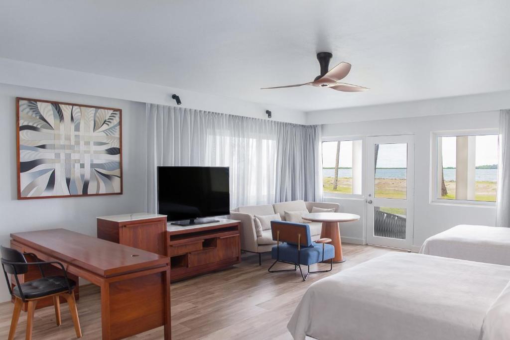 TV a/nebo společenská místnost v ubytování Sheraton Fiji Golf & Beach Resort