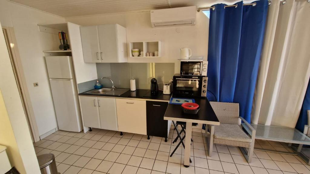Kuchyň nebo kuchyňský kout v ubytování Le Débarcadère