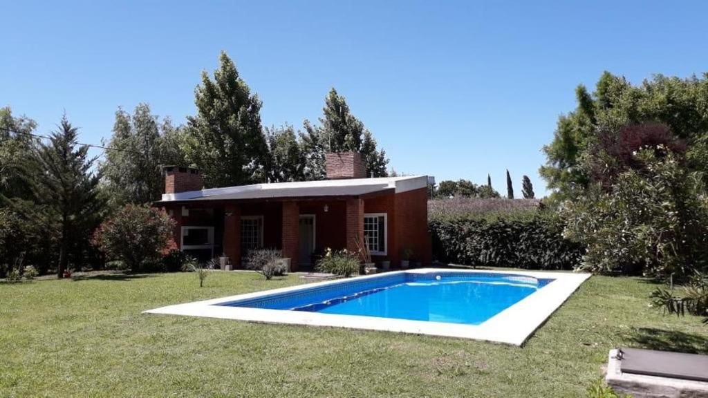 una casa con piscina delante en Casa Luna, en Junín