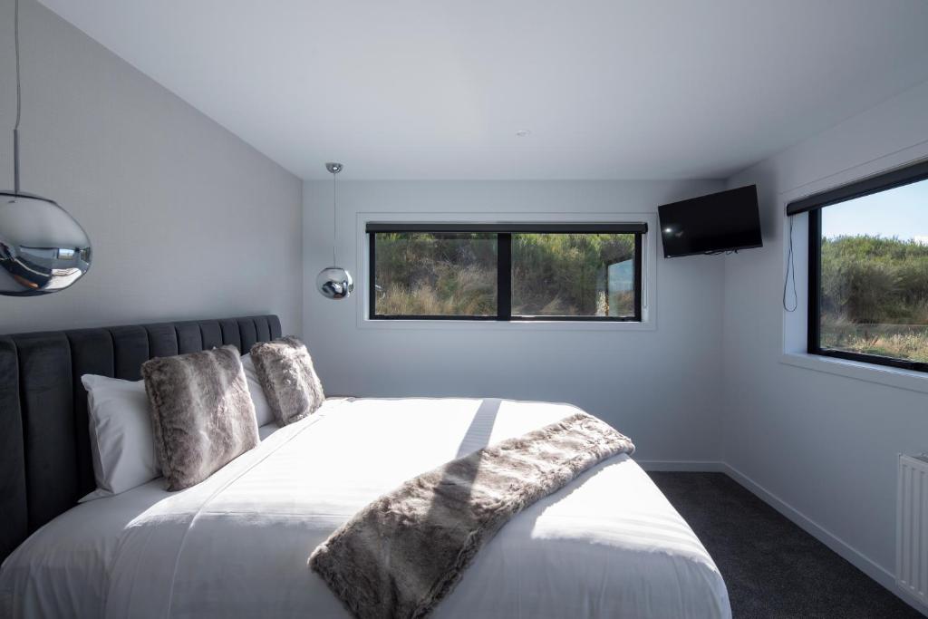 Postelja oz. postelje v sobi nastanitve Aroha on Florence by Sothebys Luxury Rental Homes