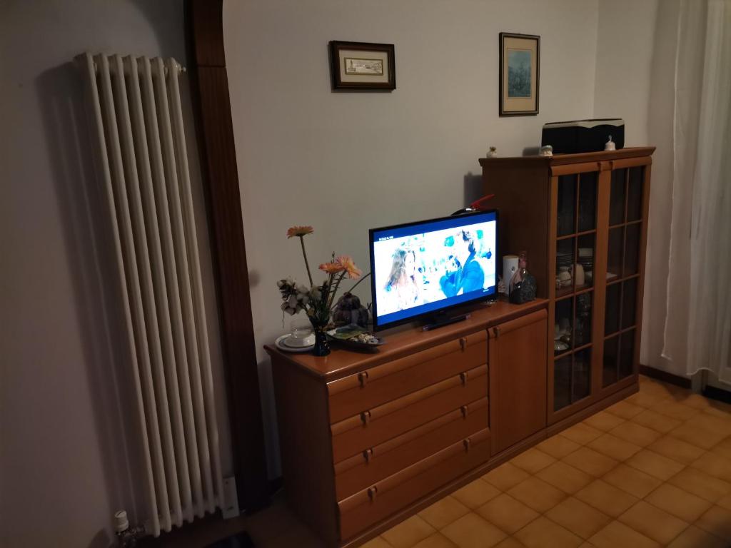 TV a/nebo společenská místnost v ubytování Camera in appartamento