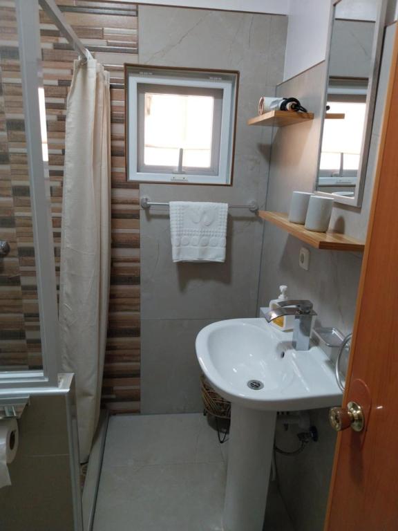 Uma casa de banho em Skott's Comfy Lodge
