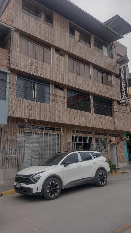 ein weißes Auto, das vor einem Gebäude geparkt ist in der Unterkunft HOSPEDAJE GIMAJA in Villa Rica