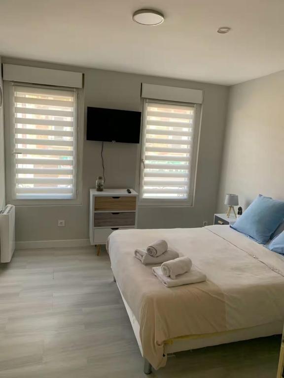 une chambre avec un grand lit avec des serviettes dessus dans l'établissement Parfait F1, Entrée du Havre #3, au Havre