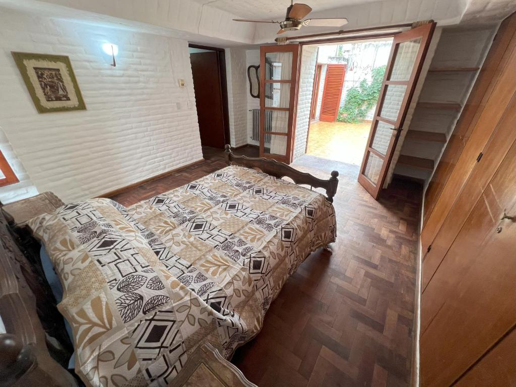 a bedroom with a bed in a room at Casas y Departamentos en Mina Clavero in Mina Clavero