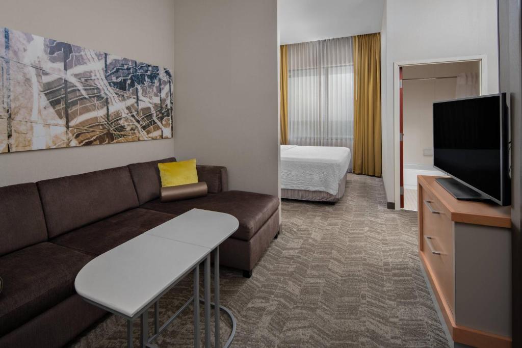 TV a/nebo společenská místnost v ubytování SpringHill Suites by Marriott Chicago O'Hare