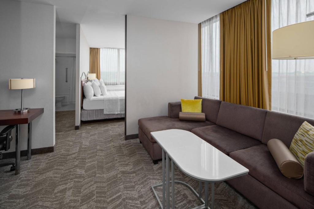 Postel nebo postele na pokoji v ubytování SpringHill Suites by Marriott Chicago O'Hare