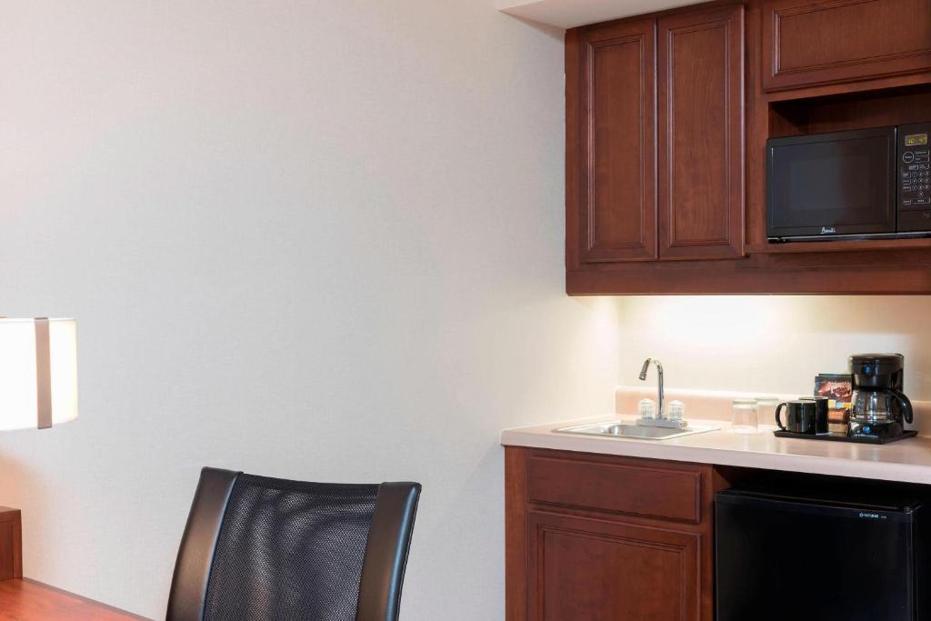 Kuchyň nebo kuchyňský kout v ubytování SpringHill Suites by Marriott Chicago O'Hare